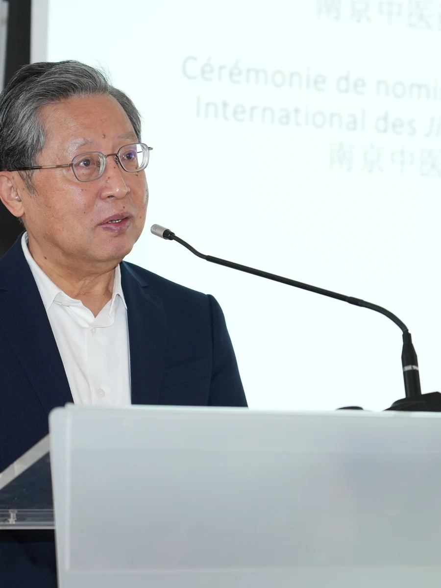黄煌 — 全国名中医 · 经方医学倡导者 · 国际经方热推动者